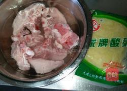 猪脊骨炖酸菜的做法图解1