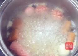 牛奶煮海鲜面的做法图解2