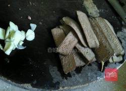 鸡蛋干炒生菜的做法图解2