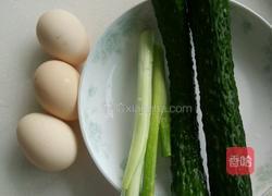 黄瓜鸡蛋饼的做法图解1