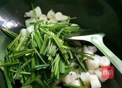 韭菜炒粉肠条的做法图解5