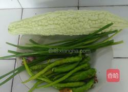 苦瓜青椒炒肉的做法图解2