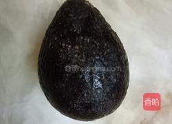 蜂蜜牛油果奶昔的做法图解1