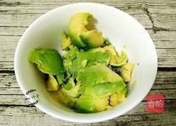 蜂蜜牛油果奶昔的做法图解3