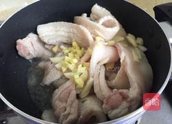 东北酸菜洋芋仔五花肉的做法图解2