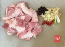 腐竹豆鼓煲五花腩的做法图解1