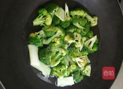 西兰花炒鸡翅猪扒肉的做法图解3