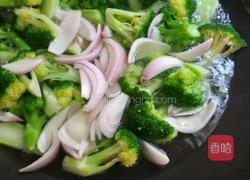 西兰花炒鸡翅猪扒肉的做法图解4