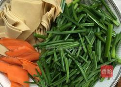 干豆腐韭菜苔的做法图解1