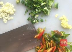 西辣蛋（番茄炒蛋加辣椒）的做法图解1