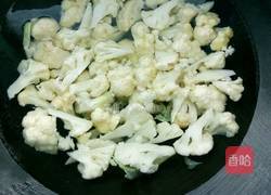 肉丸炒菜花的做法图解1