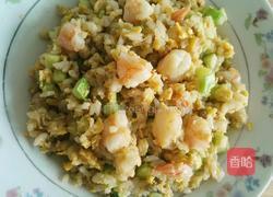虾仁鸡蛋黄瓜丁炒饭的做法图解4