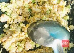 虾仁鸡蛋黄瓜丁炒饭的做法图解3