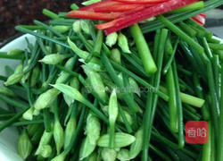 韭菜花炒猪肉的做法图解3