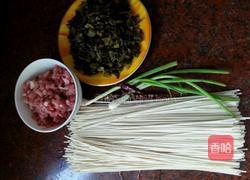 酸菜肉末面的做法图解1