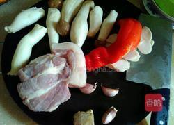 红辣椒杏鲍菇炒肉的做法图解1