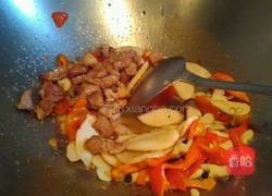 红辣椒杏鲍菇炒肉的做法图解7