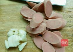 莴苣炒火腿肠的做法图解2