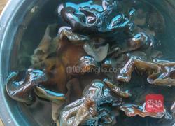 毛豆炒蟹味菇的做法图解1