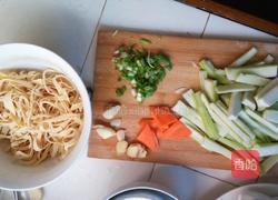 丝瓜豆腐皮鸡蛋面的做法图解1
