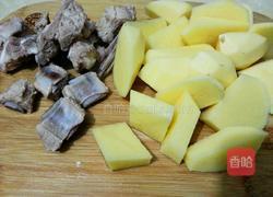 土豆排骨汤的做法图解2