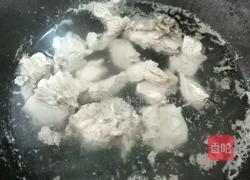 胡萝卜玉米猪骨汤的做法图解2