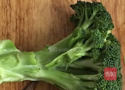 西兰花鹌鹑蛋的做法图解1