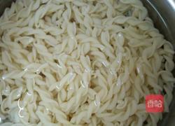 翻茄意粉的做法图解2