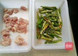 辣椒炒肉的做法图解1
