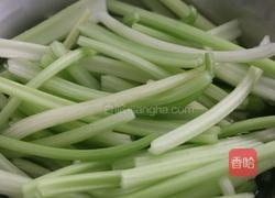 虾仁火腿芹菜碎的做法图解1
