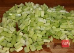 虾仁火腿芹菜碎的做法图解2