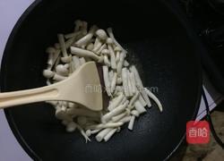 海鲜菇炒胡萝卜的做法图解4