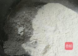 黑米花生馅餐包的做法图解1