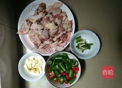青椒焖鸡的做法图解1