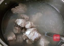 玉米排骨红萝卜汤的做法图解2