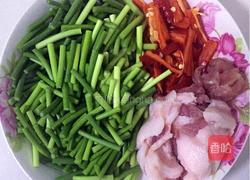 蒜苗炒肉的做法图解1