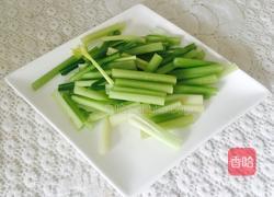 芹菜炒核桃仁的做法图解5
