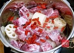 莲藕排骨汤的做法图解4