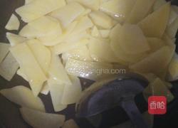 青椒土豆毛肚片的做法图解1