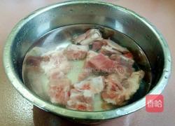 胡萝卜玉米排骨汤的做法图解1