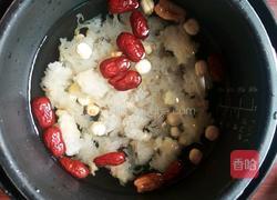 银耳莲子汤的做法图解4
