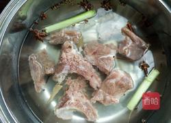 东北排骨炖豆角的做法图解1