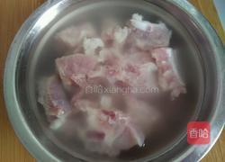 排骨烧土豆的做法图解1