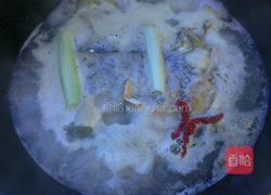 海鲜菇鱼头汤的做法图解4