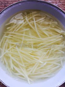 芹菜炒土豆片的做法 MjUwX2MxXzA