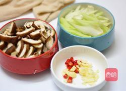 芹菜炒香菇的做法图解1