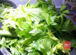 凉拌芹菜叶的做法图解1