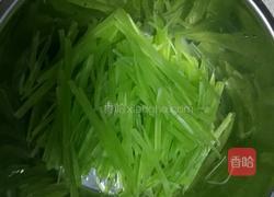 香拌青笋丝的做法图解1