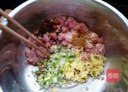 猪肉豆角馅包子的做法图解2