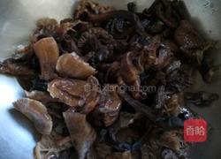 干蘑菇炒肉丝的做法图解1